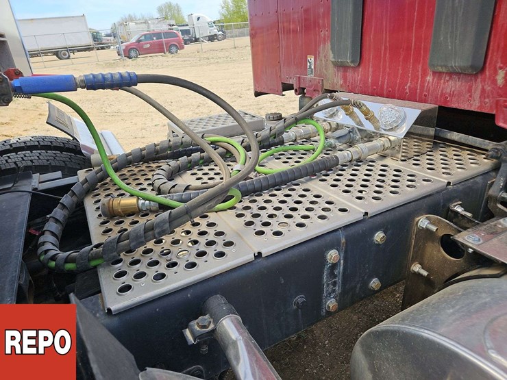 2020-kenworth-w990-image-10