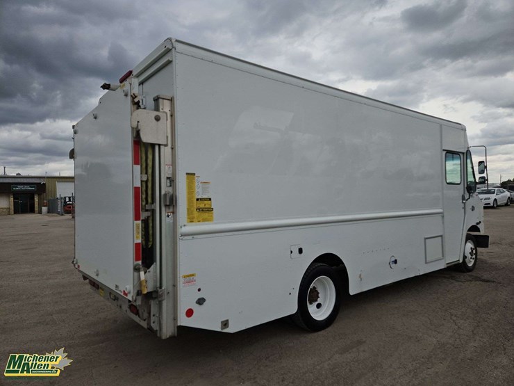 2016-freightliner-mt45-image-4