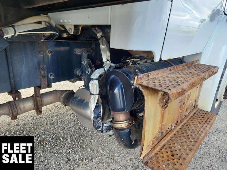 2015-freightliner-m2-106-image-40