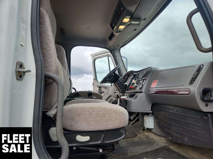 2013-freightliner-m2-106-image-17
