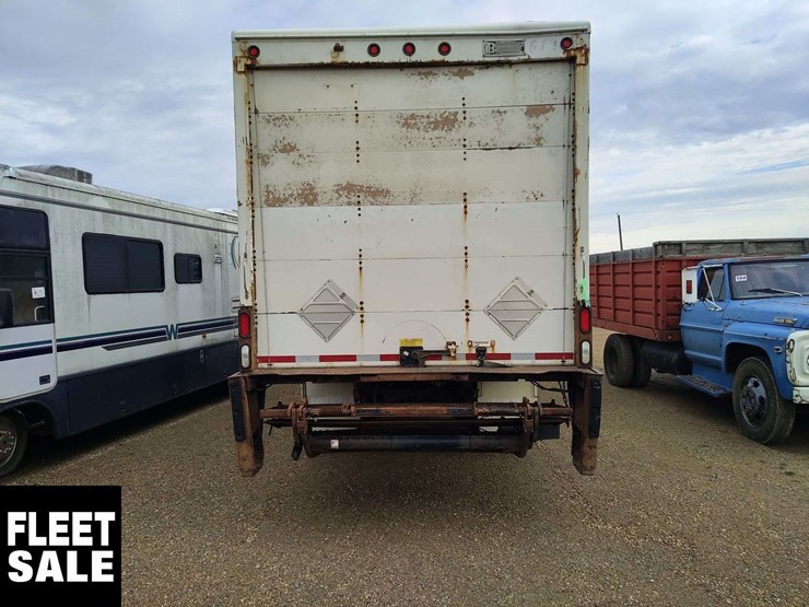 2012-freightliner-m2-106-image-3