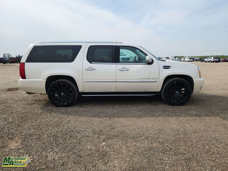 cadillac-escalade-esv-image-28