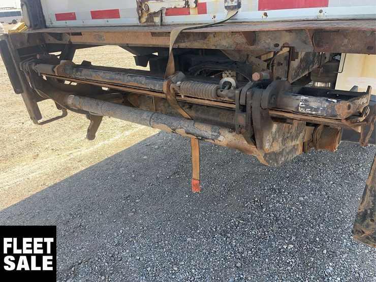 2012-freightliner-m2-106-image-21
