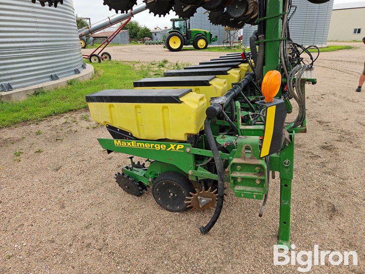 2011-john-deere-maxemerge-xp-3-pt-16r30-stack-fold-planter-image-19