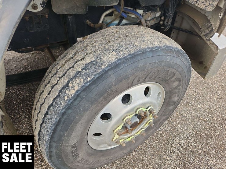 2013-freightliner-m2-106-image-15