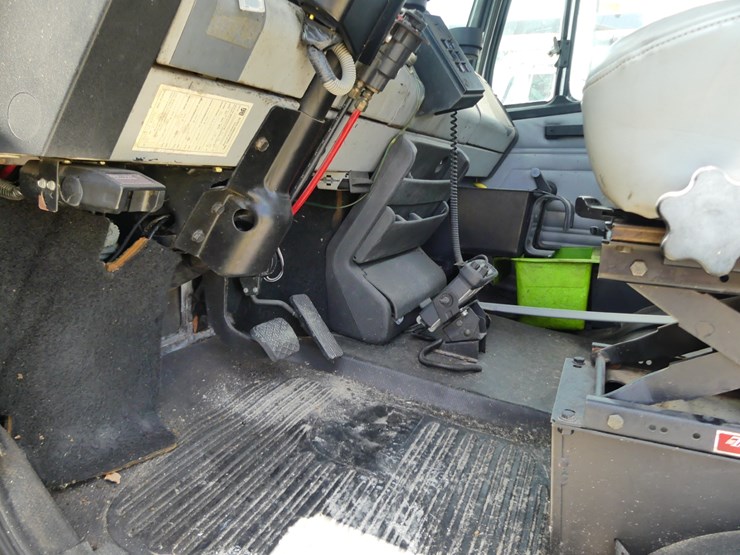 2000-freightliner-fl70-image-18