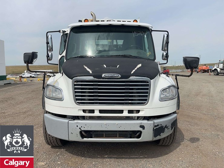 2016-freightliner-m2-106-image-9