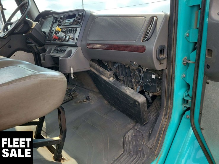 2007-freightliner-m2-106-image-27