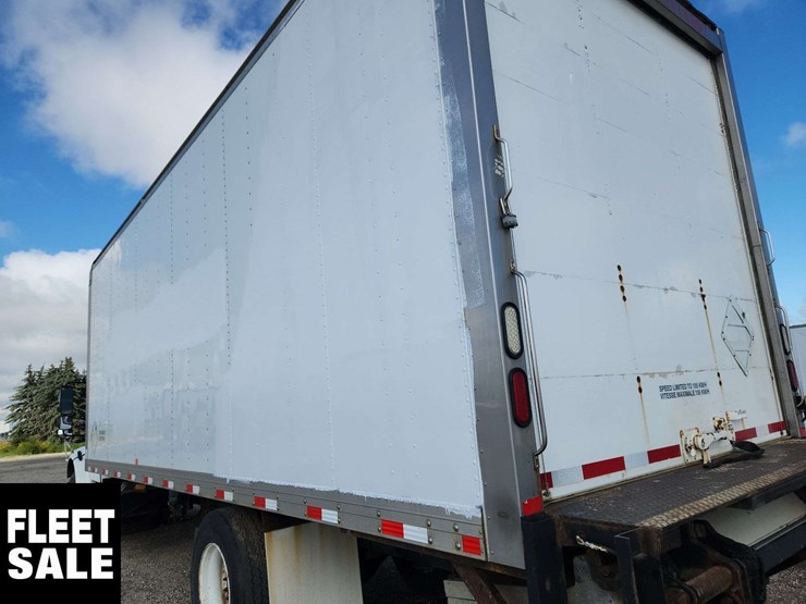 2015-freightliner-m2-106-image-48