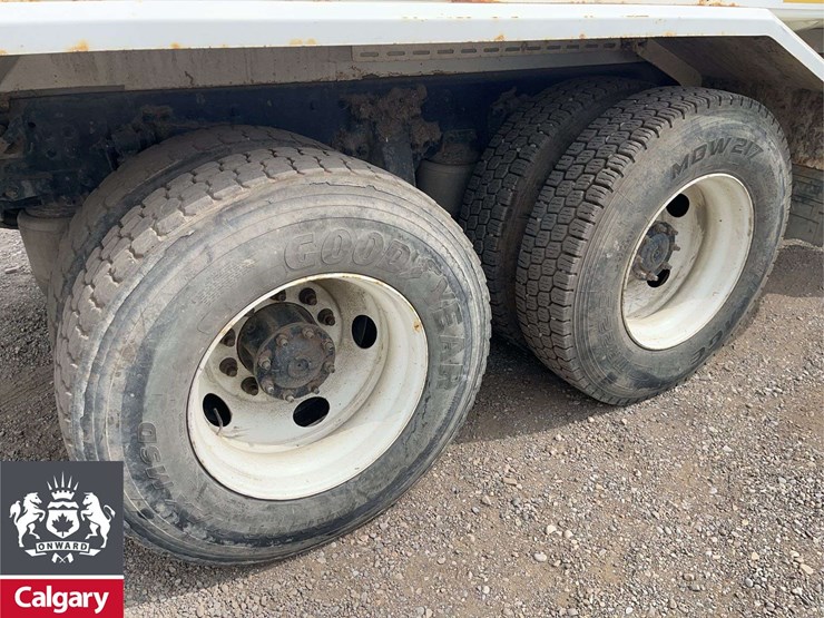 2016-freightliner-m2-106-image-12