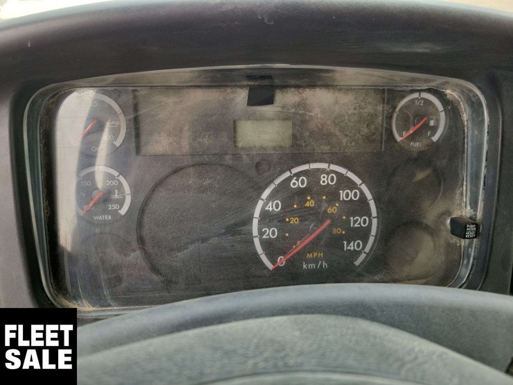 2007-freightliner-m2-106-image-17