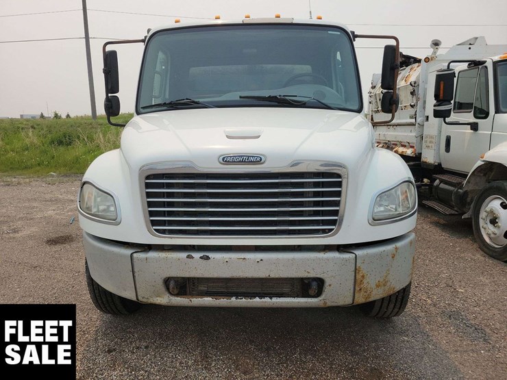 2007-freightliner-m2-106-image-4
