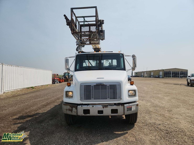 2000-freightliner-fl70-image-9