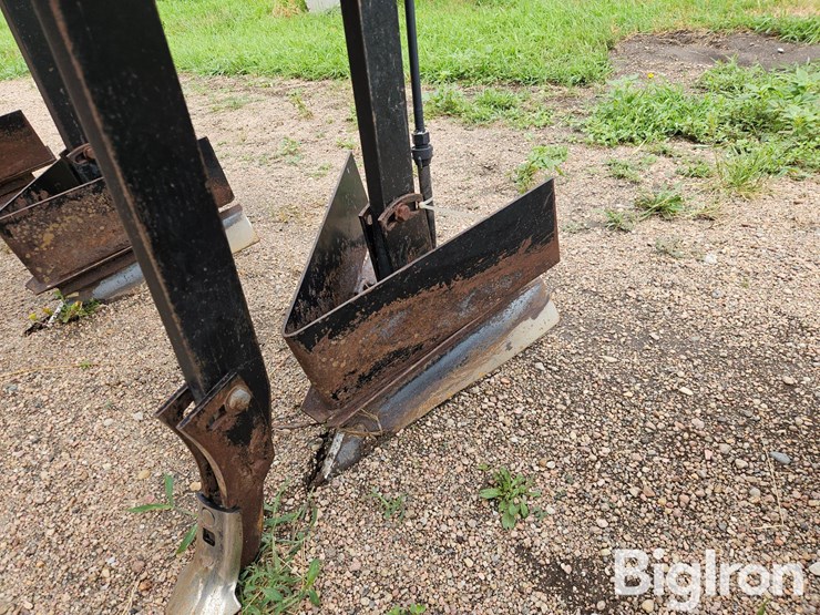 moore-built/hawkins-937-16r30-ditcher/hiller-w/liquid-fertilizer-image-14