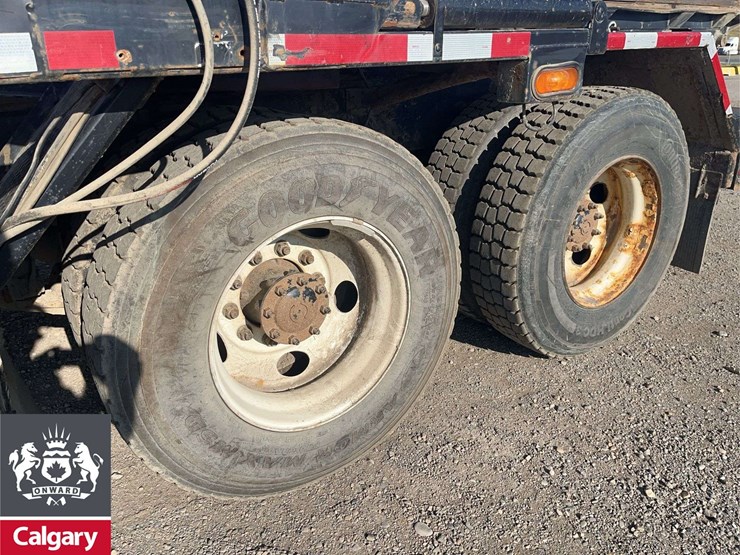 2015-freightliner-m2-106-image-11