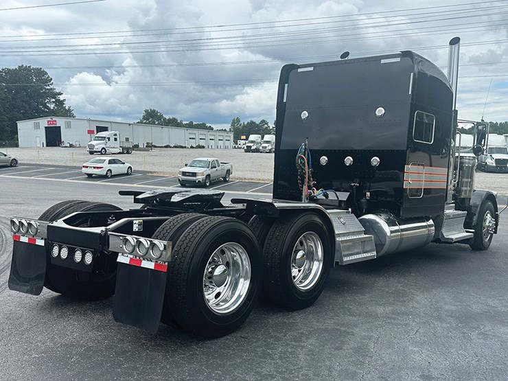 2023-peterbilt-389-image-4
