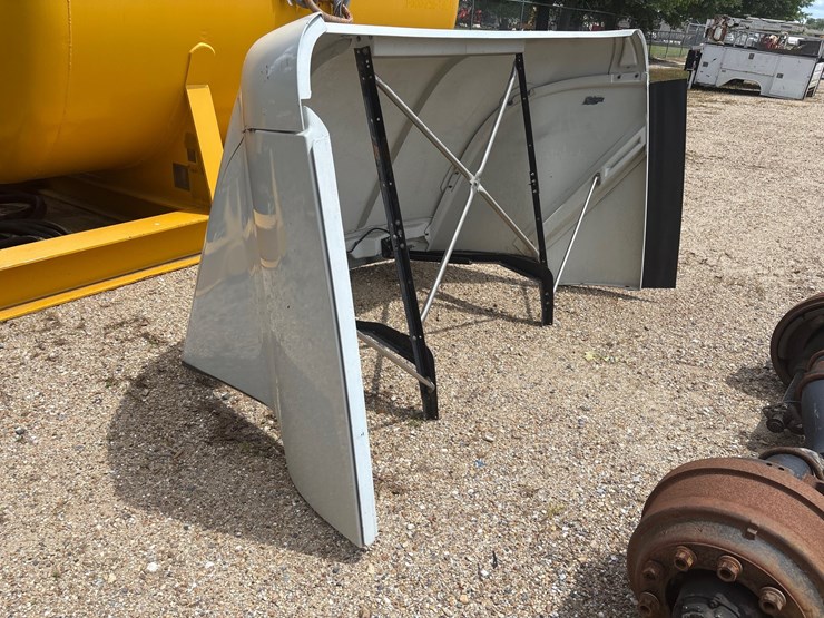 #1649-•-wind-deflector-for-a-tractor-truck-image-3