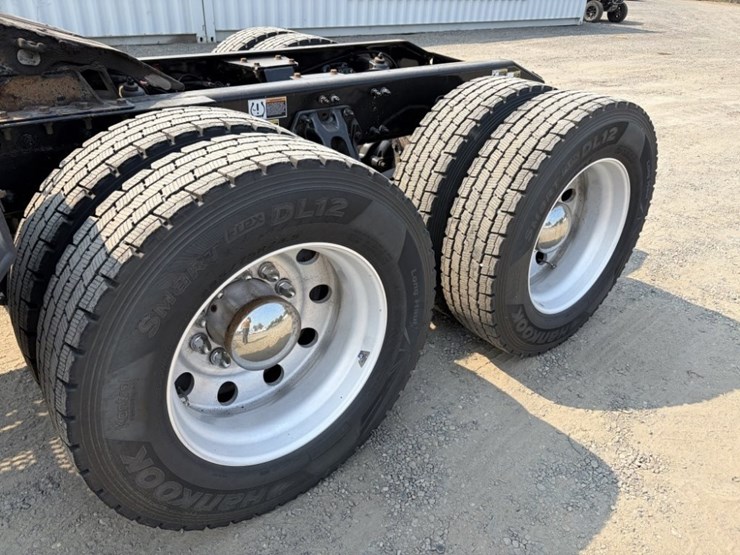 2020-peterbilt-579-image-17