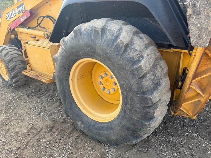 2024-deere-310e-image-21