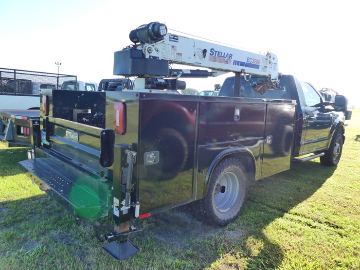 2021-ford-f350-xl-image-3