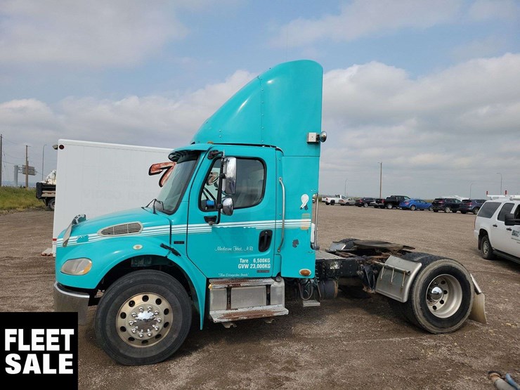2007-freightliner-m2-106-image-2