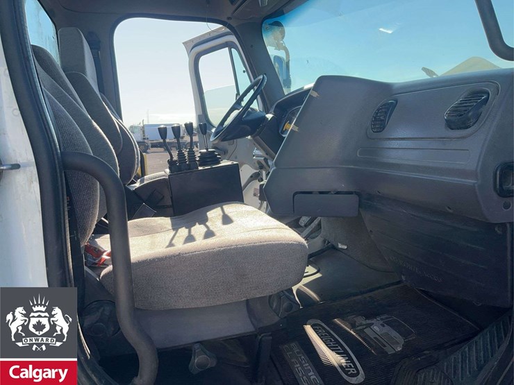2015-freightliner-m2-106-image-20