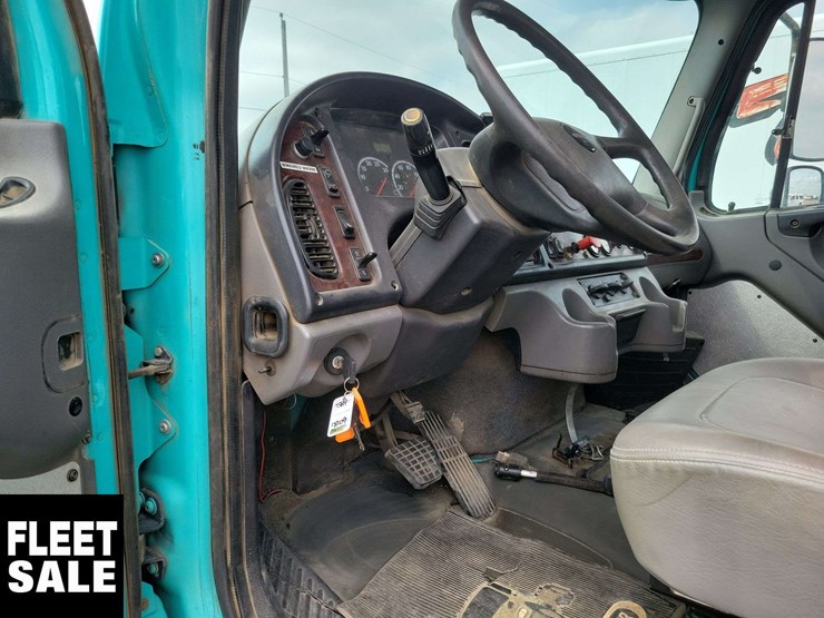 2007-freightliner-m2-106-image-16