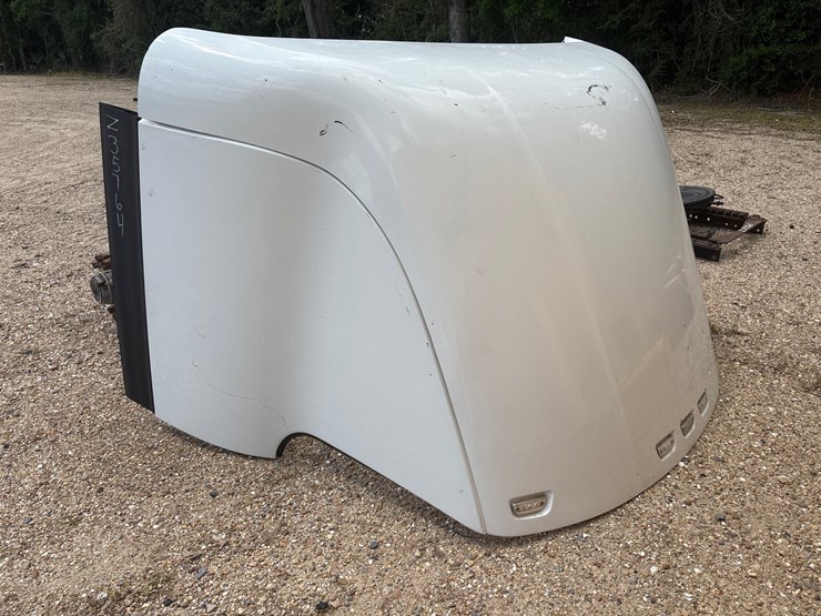 #1649-•-wind-deflector-for-a-tractor-truck-image-1