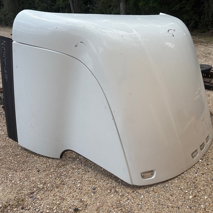 #1649 • WIND DEFLECTOR FOR A TRACTOR TRUCK