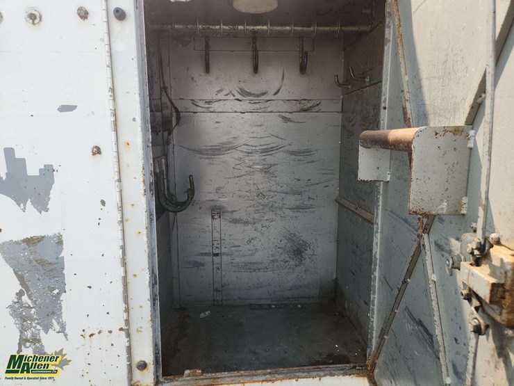 2000-freightliner-fl70-image-35