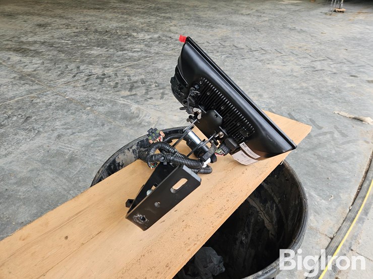 2023-john-deere-g5-plus-universal-display-image-4