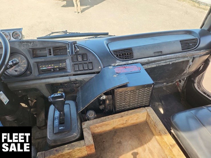 1998-gmc-t7500-image-28