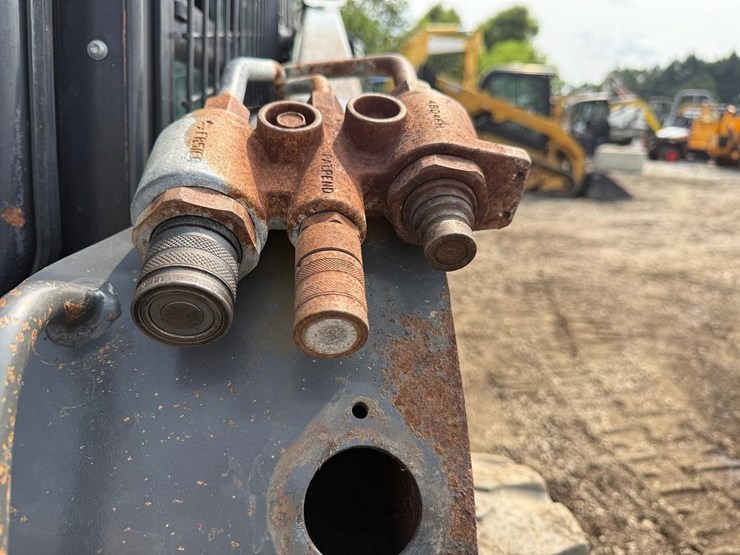new-holland-l220-image-11