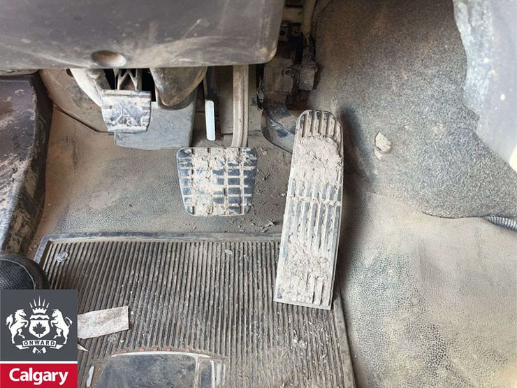 2015-freightliner-m2-106-image-19