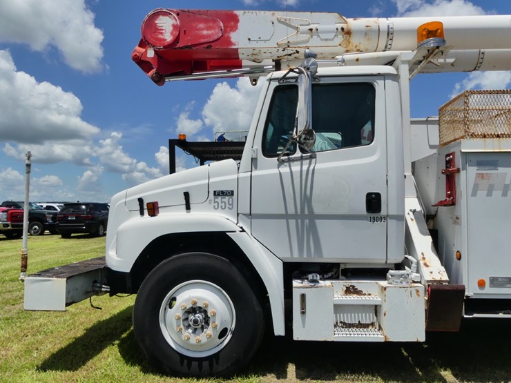 2000-freightliner-fl70-image-12