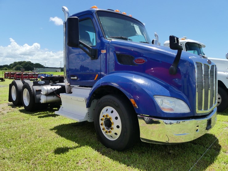 2017-peterbilt-579-image-2
