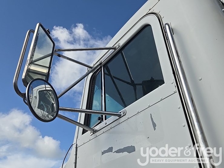 1999-peterbilt-357-image-60