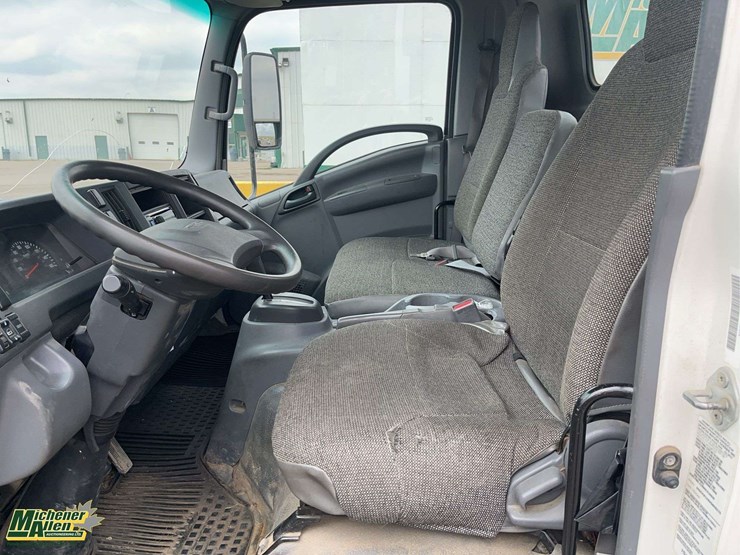 2017-isuzu-npr-image-14