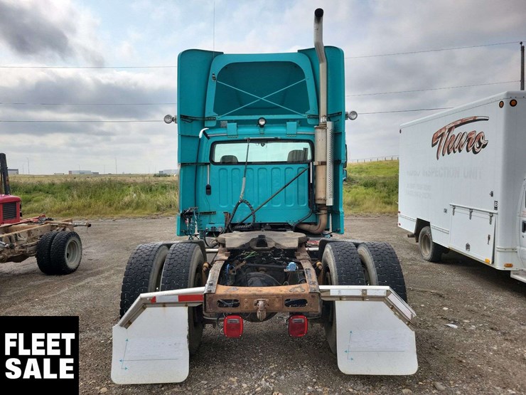 2007-freightliner-m2-106-image-8