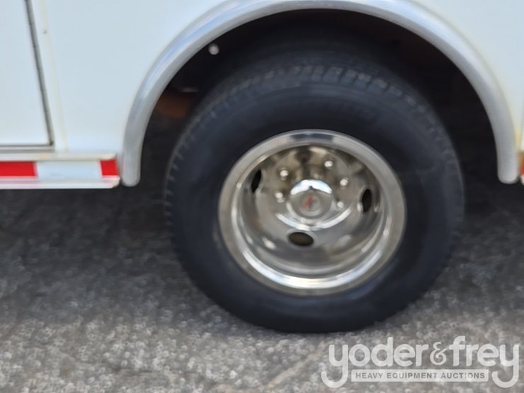 2010-chevrolet-3500-image-11