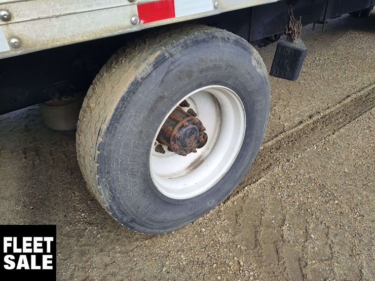 2017-freightliner-m2-106-image-22