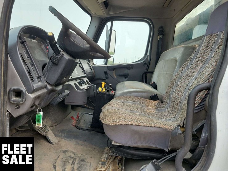 2007-freightliner-m2-106-image-14