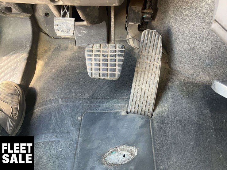 2012-freightliner-m2-106-image-18