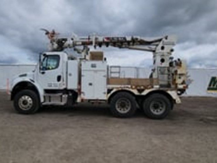 2013-freightliner-m2-106-image-5