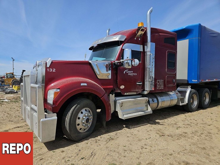 2020-kenworth-w990-image-1