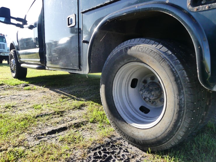 2021-ford-f350-xl-image-5