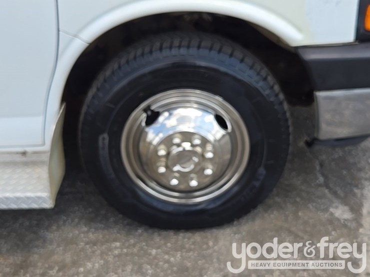 2010-chevrolet-3500-image-12