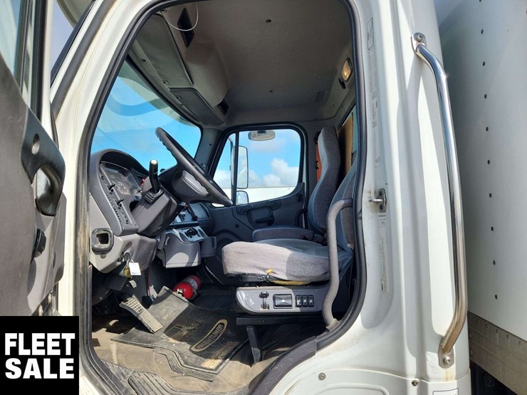 2015-freightliner-m2-106-image-11