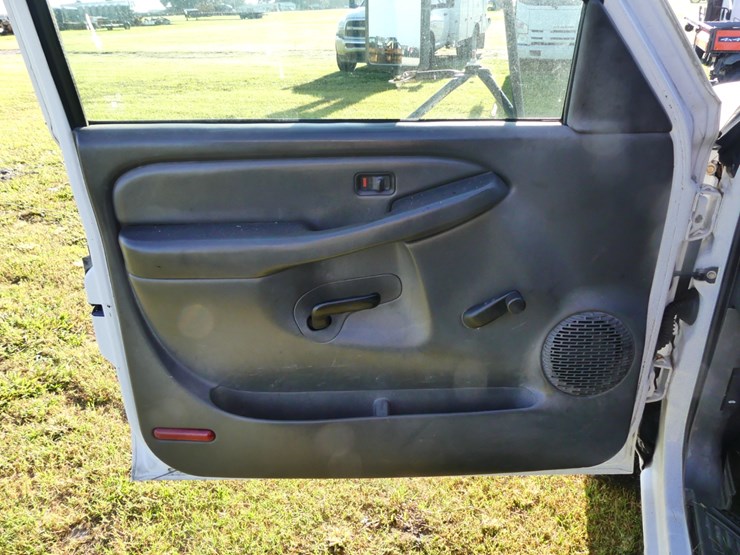 2005-gmc-3500-image-18