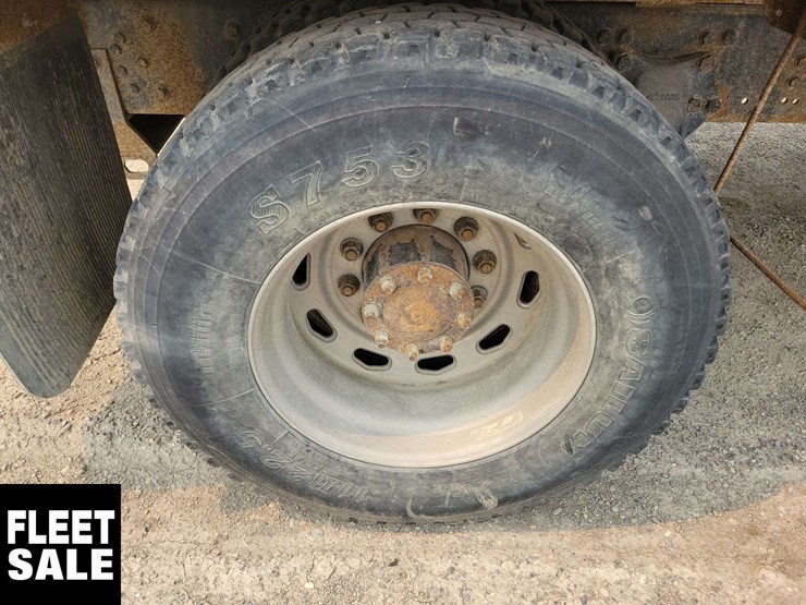 2007-freightliner-m2-106-image-11